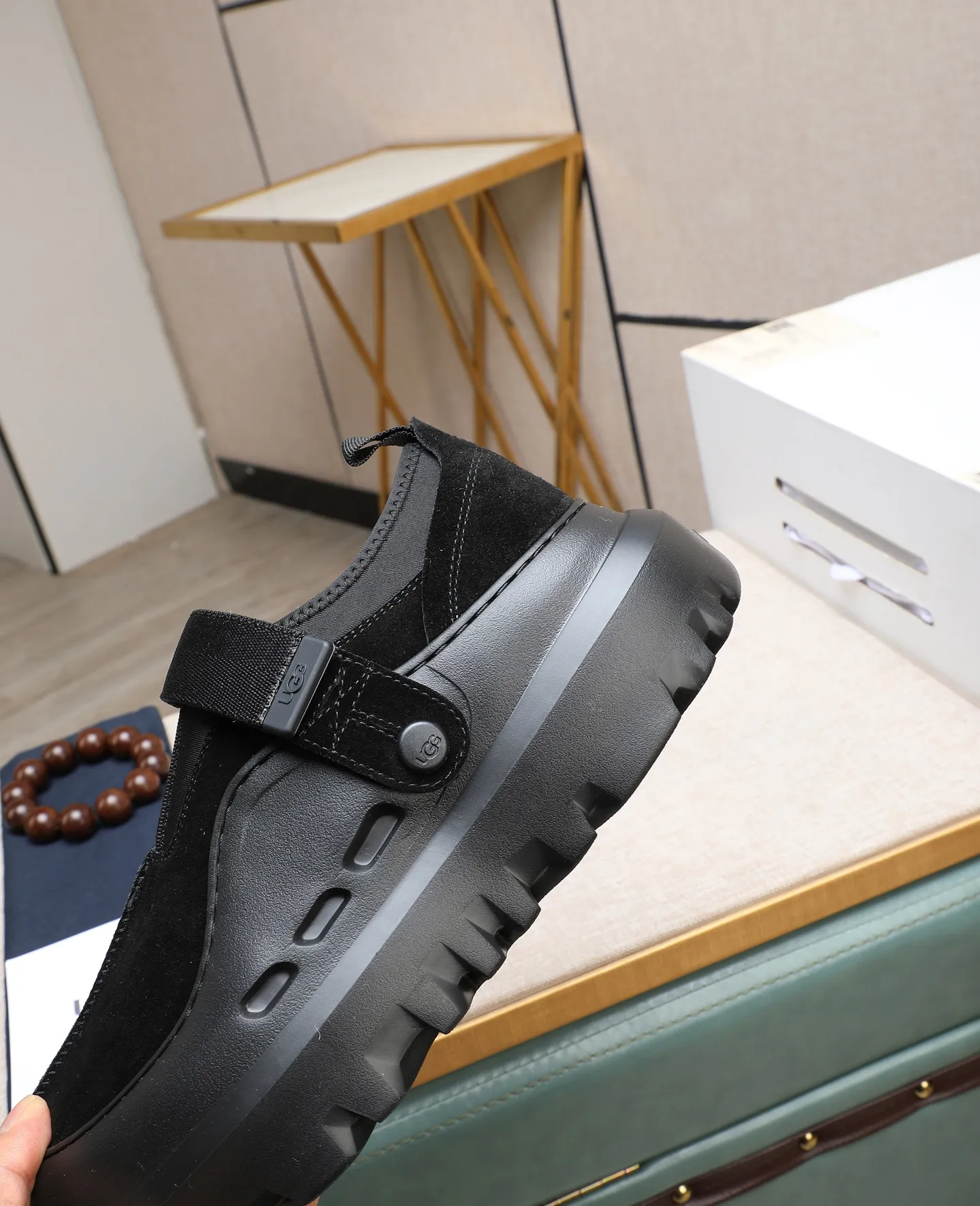 Men's men's shoes 💰580 (full genuine wool lining, 10% off for fake ones) Please note the quality of the original order and compare the thickness of the wool 🏮🏮 Popular UGG from Australia's warm luxury brand men's shoes, the official website is synchronized, Beckham men's style..., made of imported top-layer waxed cowhide, waxed toe cap, Australian real wool velvet lining Carefully sewn...Imported rubber Martin boots outsole (comfortable, soft, wear-resistant) The quality is really great...Exquisite workmanship, you won't be able to put it down at first sight, size 39-44 (customized in 45)